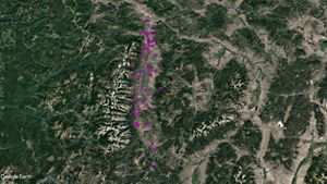 Imágenes satelitales que muestran una región montañosa con una serie de marcadores magenta que forman una línea, que se extiende desde cerca de Missoula hasta el sur de Anaconda, Montana.