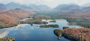 Paisaje de lagunas, montañas y bosques.
