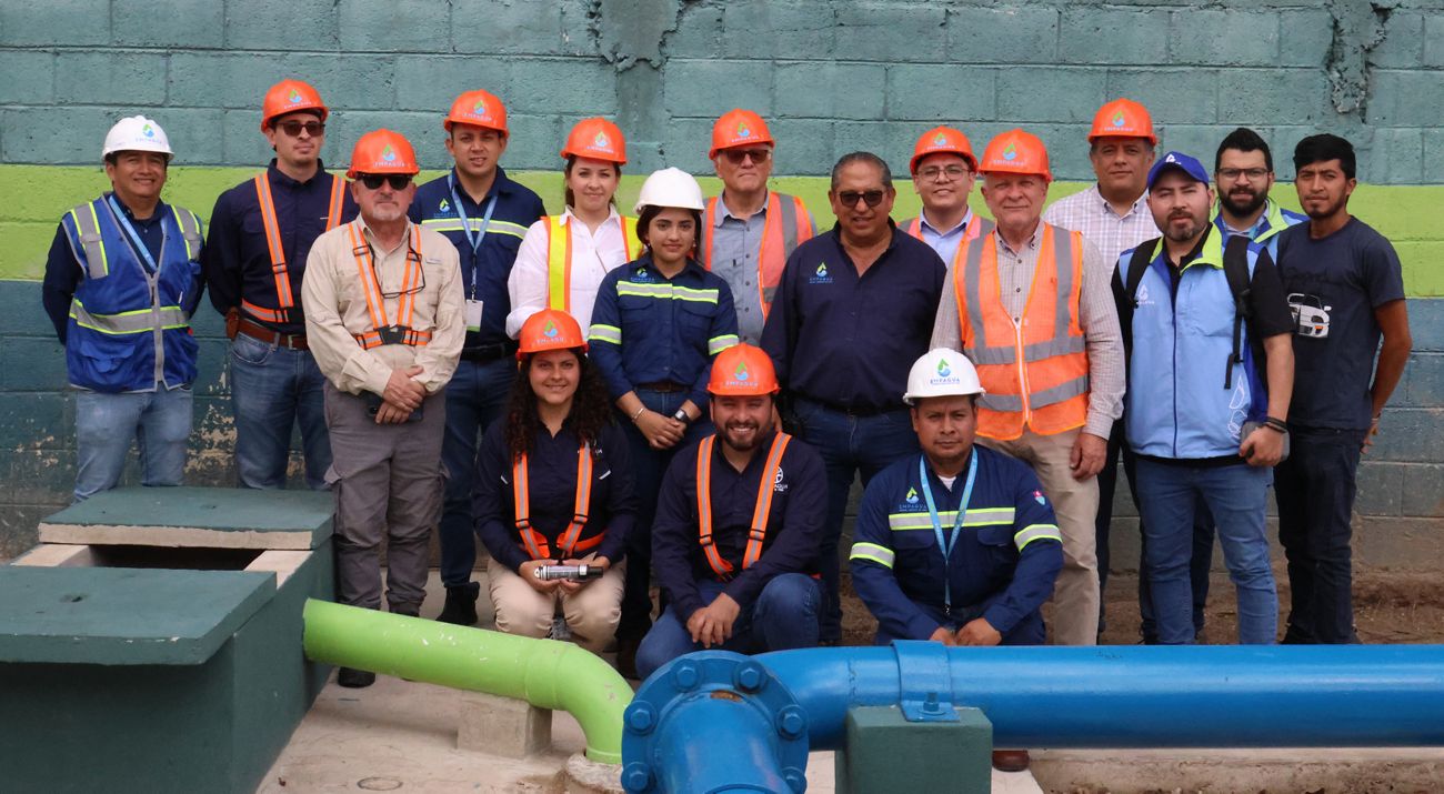 Un grupo de personas posa para la foto.