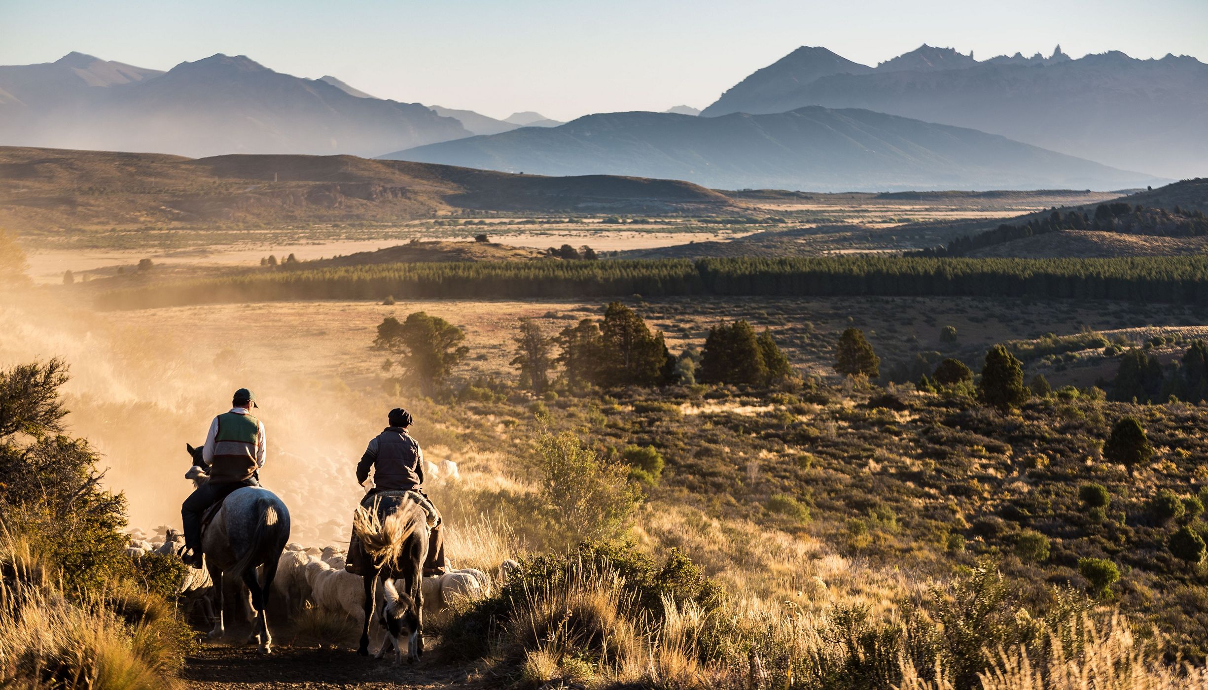 Dos ginetes cabalgan las tierras de Fortín Chacabuco