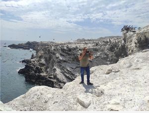 Persona tomando fotografía del paisaje.