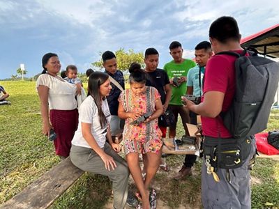 Reunion de grupo de personas de trabajo comunitario de TNC Colombia con pueblos indígenas en la Amazonia.