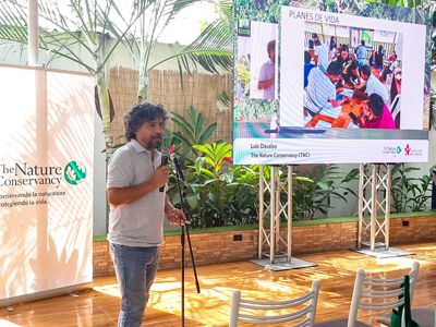 Luis Dávalos de TNC explicó a los asistentes el trabajo realizado en los últimos meses para implementar los planes de vida.