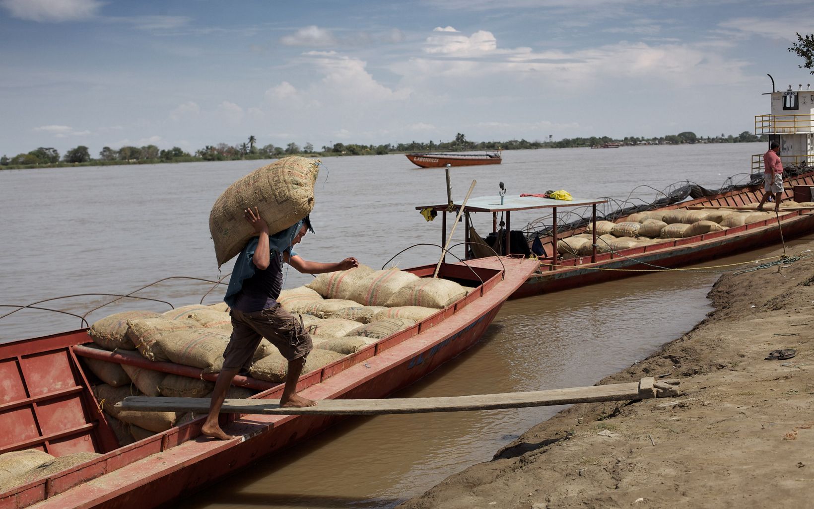 Comercio en el río Magdalena 
El río Magdalena cubre el 24% del territorio nacional y es una fuerza vital económica para los más de 30 millones de colombianos que viven en la cuenca. © Paul Smith