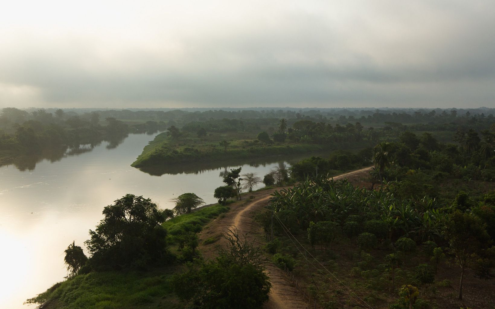 Comercio en el río Magdalena 
El río Magdalena cubre el 24% del territorio nacional y es una fuerza vital económica para los más de 30 millones de colombianos que viven en toda la cuenca. © Juan Arredondo