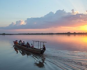 Los residentes locales cruzan el río Magdalena utilizando un ferry cerca de la ciudad de Pinto en la Depresión de Mompox.
