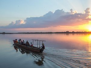 Los residentes locales cruzan el río Magdalena utilizando un ferry cerca de la ciudad de Pinto en la Depresión de Mompox.