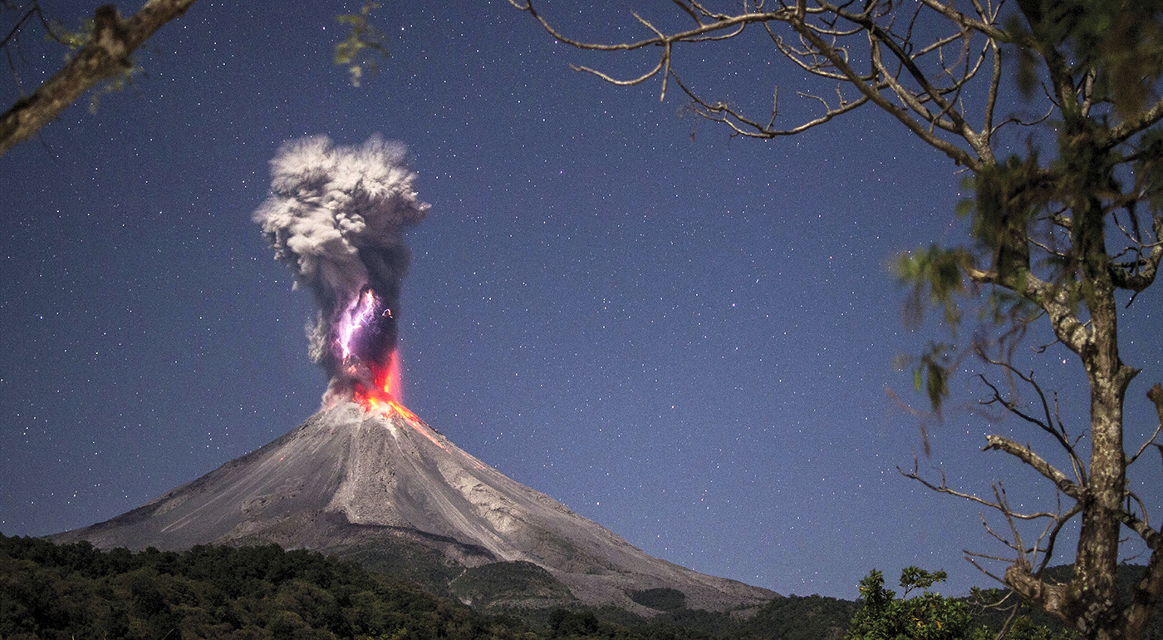 Energía pura y fuego." Volcán de Colima en erupción durante la noche mostrando su fuerza, fue tomada en la Yerbabuena, Comala, Colima, Las erupciones volcánicas en pequeñas cantidades ayudan a reducir el calentamiento global. 