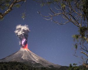 Energía pura y fuego." Volcán de Colima en erupción durante la noche mostrando su fuerza, fue tomada en la Yerbabuena, Comala, Colima, Las erupciones volcánicas en pequeñas cantidades ayudan a reducir el calentamiento global.