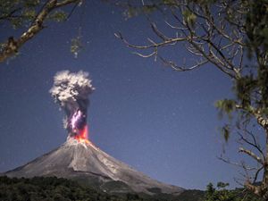 Energía pura y fuego." Volcán de Colima en erupción durante la noche mostrando su fuerza, fue tomada en la Yerbabuena, Comala, Colima, Las erupciones volcánicas en pequeñas cantidades ayudan a reducir el calentamiento global. 