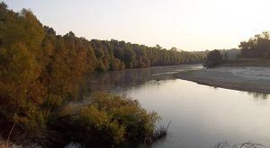 Atardecer sobre un río.