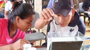 Monitores analizando muestras de agua.
