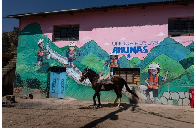 Colorido mural en honor a los trabajadores de las amunas.