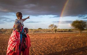 Familia Masai admira un arcoiris en la sabana.
