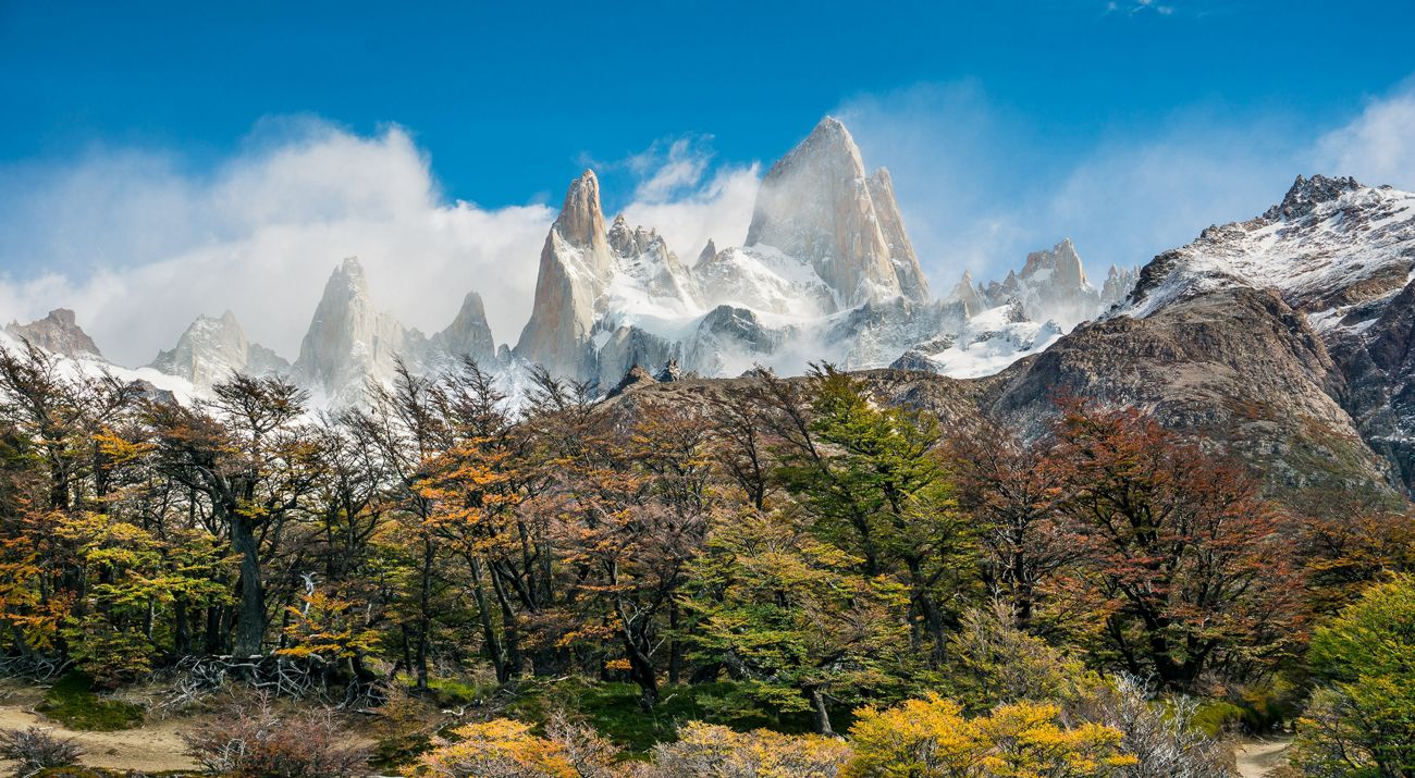 picos de montaña con nieve cores da naturaleza.