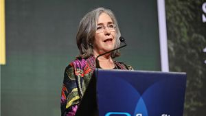 Paula Caballero exponiendo en evento.