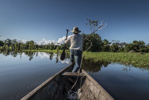 | Pesca de pirarucú con arpón.