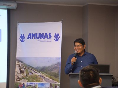 Yuri Tito, especialista en Conservación en Agua Dulce en TNC Perú, expuso los resultados del monitoreo aplicado por TNC en más de 20 km de amunas.
