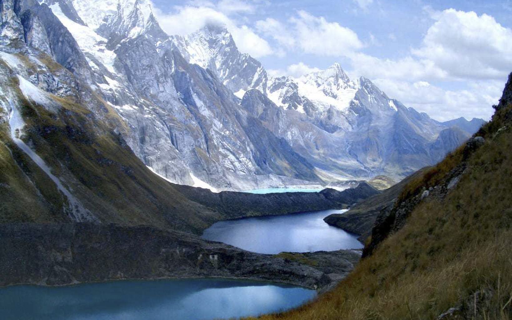 Cordillera Huayhuash  los departamentos de Lima, Ancash y Huánuco, en la sierra central del Perú, a 50 km al sur de la Cordillera Blanca.