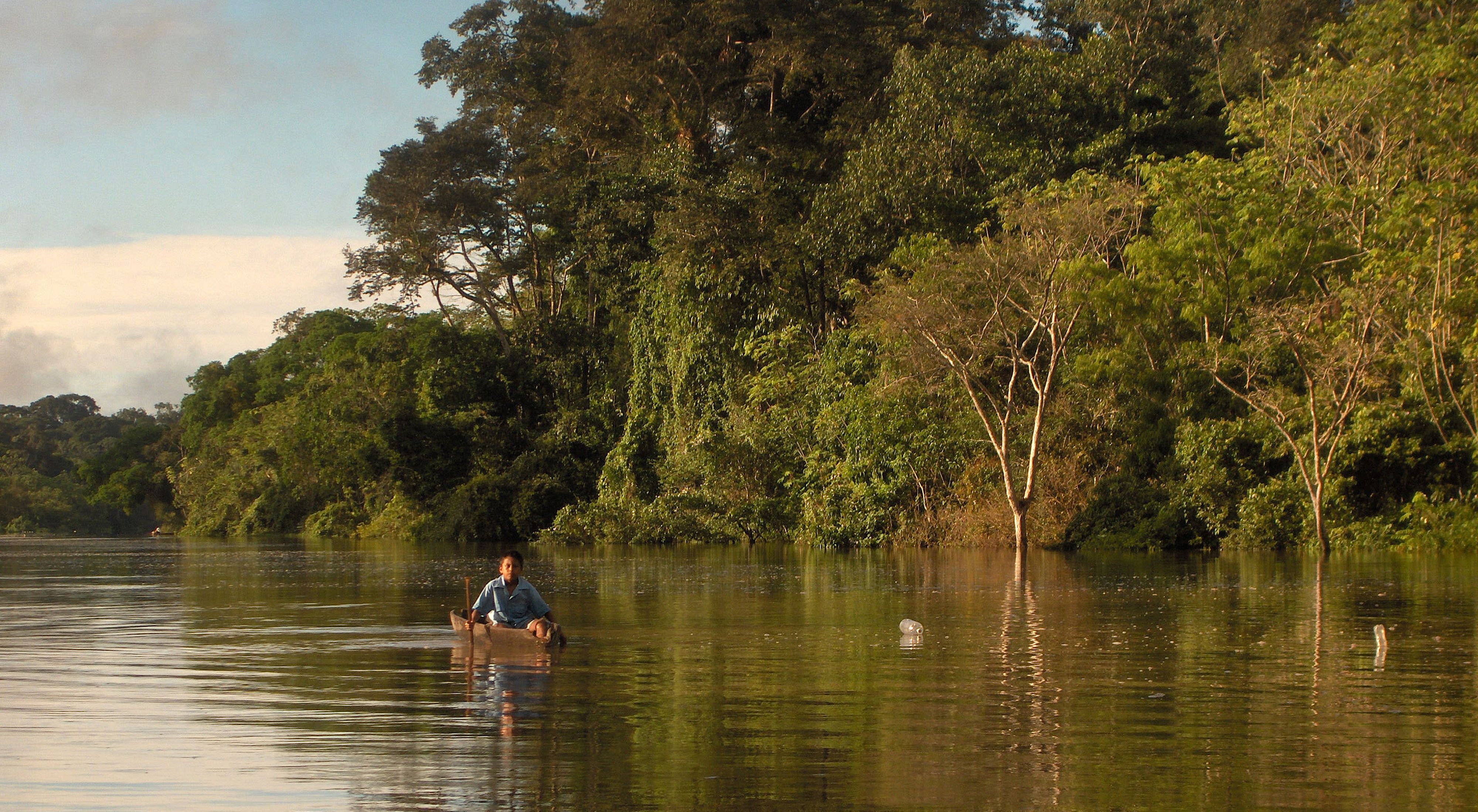 Un niño navega en un río del Amazonas