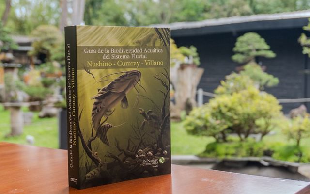 Portada de un libro acerca de biodiversidad acuática.