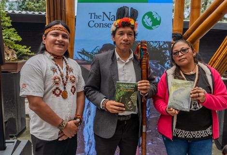 Dos hombres y una mujer posando para una foto.