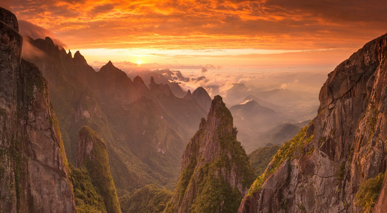 Hermoso atardecer en Serra dos Órgãos Parque Nacional de Rio de Janeiro/Brasil.
