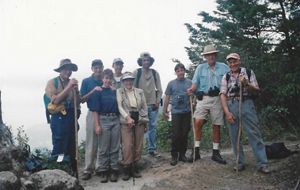 Grupo de personas en un fondo natural, foto antigua de archivo. 