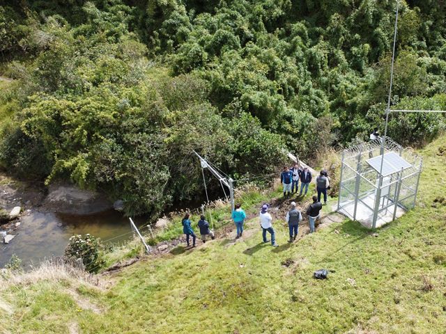 en alianza con TNC, viene liderando la construcción y puesta en marcha de dos, de las seis nuevas estaciones hidrológicas sugeridas para la cuenca del río Chinchiná