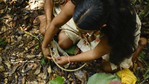 Mujer waorani tejiendo artesanía.