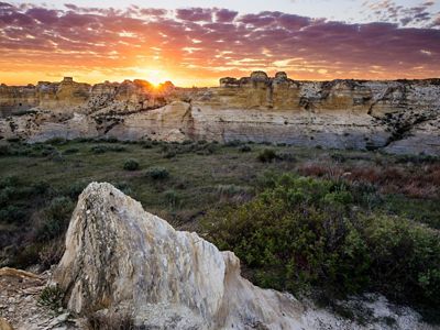 Sunsetting over blonde rocky outcroppings.