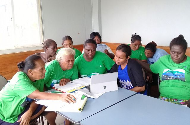 Madlyn Ero of TNC helps the Kawaki women of the Solomon Islands attend their first virtual Zoom meeting in August 2020.
