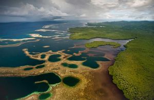 Vista aerea de islas y oceano.