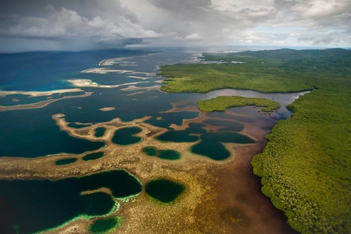 Vista aerea de islas y oceano.