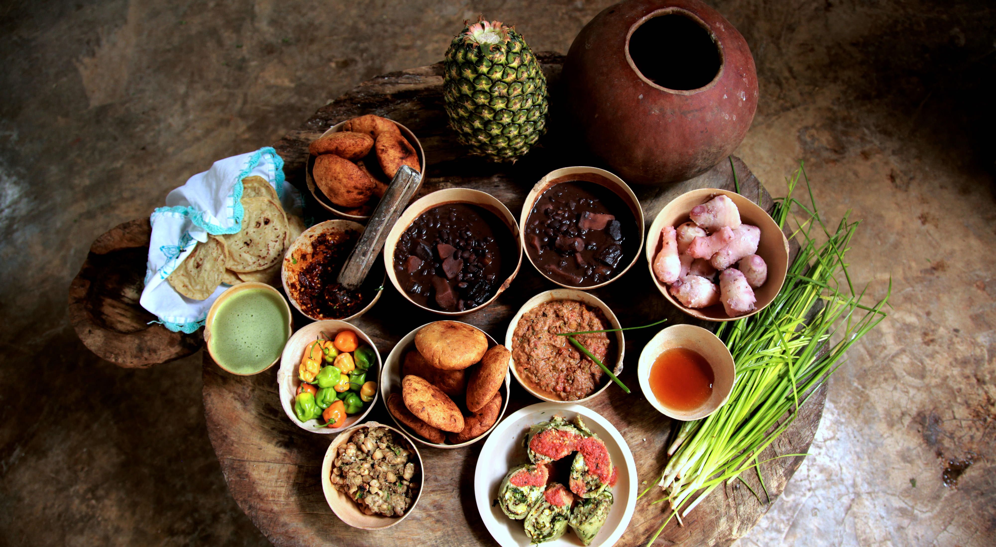 Mesa redonda llena de platos de colorido de la Selva Maya
