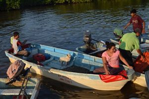 Mujer trabajando en la pesca de camarón