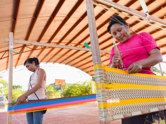 A la extrema derecha, Rita Canul con una hamaca hecha a mano en el ejido de San Agustín.