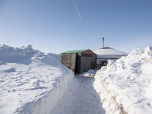 2024 оны 2-р сарын байдлаар орон даяар их хэмжээний цас орж, нутгийн 80 хувьд нь цасан бүрхүүл тогтсон. 13 сумын 58 суманд өвөлжилт хүндэрч, зуд тохиолдов. 