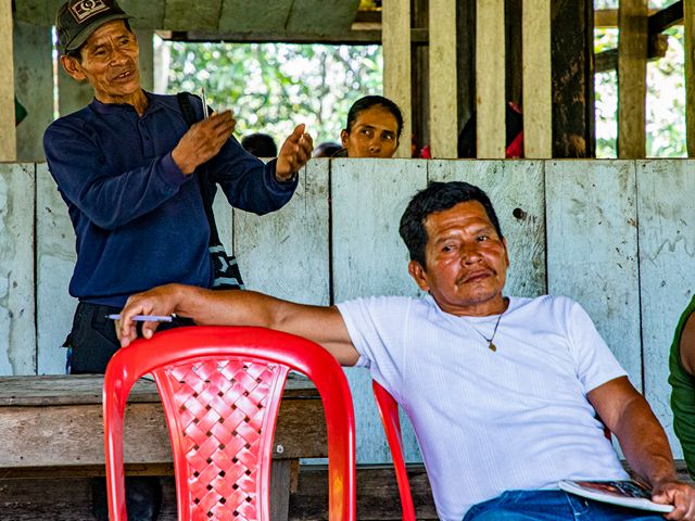 La comunidad de El Diamante habla con sus vecinos campesinos de las veredas Combeima y Diamante 21 antes de firmar los documentos de acuerdos interculturales.