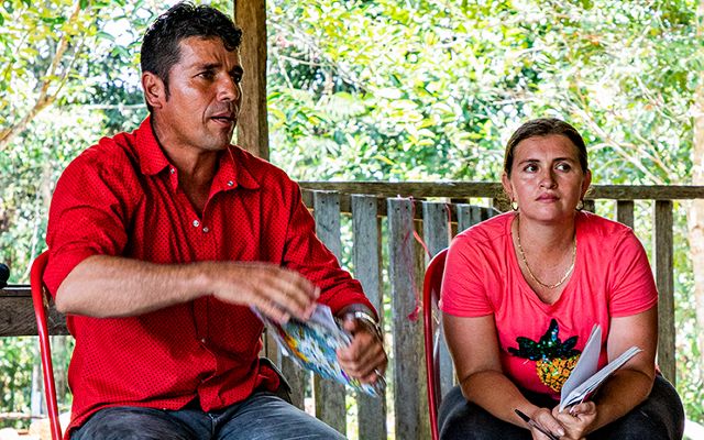 La comunidad de El Diamante habla con sus vecinos campesinos de las veredas Combeima y Diamante 21 antes de firmar los documentos de acuerdos interculturales.