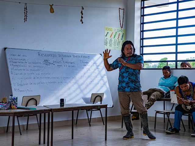 La comunidad de Puerto Naranjo dialogó primero por su cuenta y luego con los vecinos sobre los acuerdos a firmar juntos para mejorar sus relaciones y frenar la deforestación.
