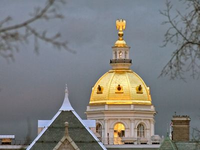 A golden dome at the top of the New Hampshire State House building.