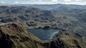 Vista aérea de área de un lago, páramo rodeado de montañas conservación hídrica de Paluguillo, Quito, Ecuador. 