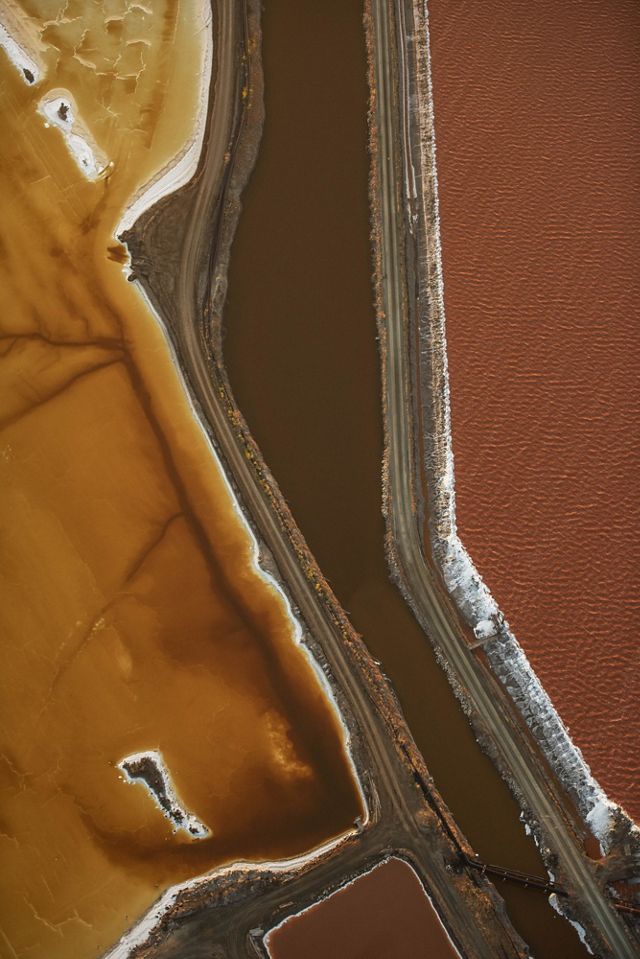 Vista aérea de los coloridos estanques de sal cerca de la bahía de San Francisco.