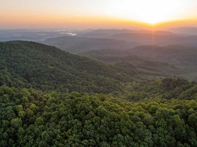 Imagen aérea del amanecer tomada cerca de la frontera de Tennessee y Kentucky de las tierras protegidas por el proyecto Cumberland Forest de The Nature Conservancy.