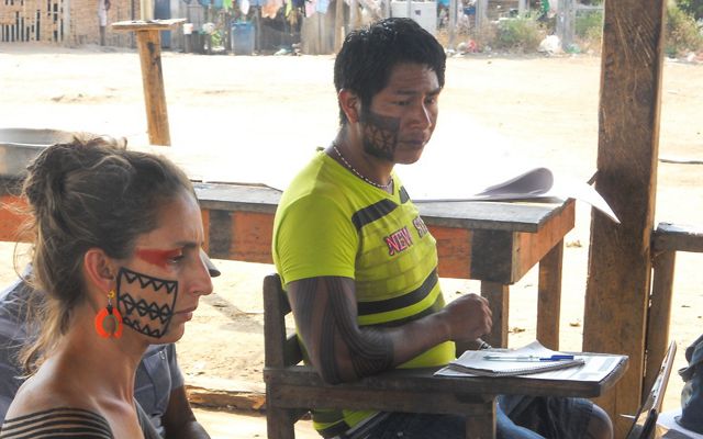 Luciana Lima, TNC conservationist, and Takak Jakare Xikrin, from Trincheira Bacajá Indigenous Land, lead an agenda building activity for Indigenous women.