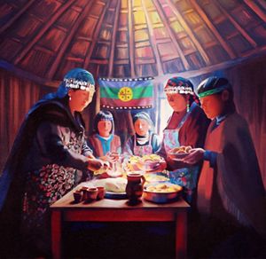 Ilustración que muestra a un grupo de mujeres mapuche al interior de una vivienda rústica tradicional o ruca, tres adultas preparando comida sobre una mesa y dos niñas observando.