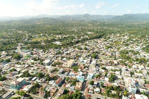 An aerial image of a town with its backdrop of mountains.