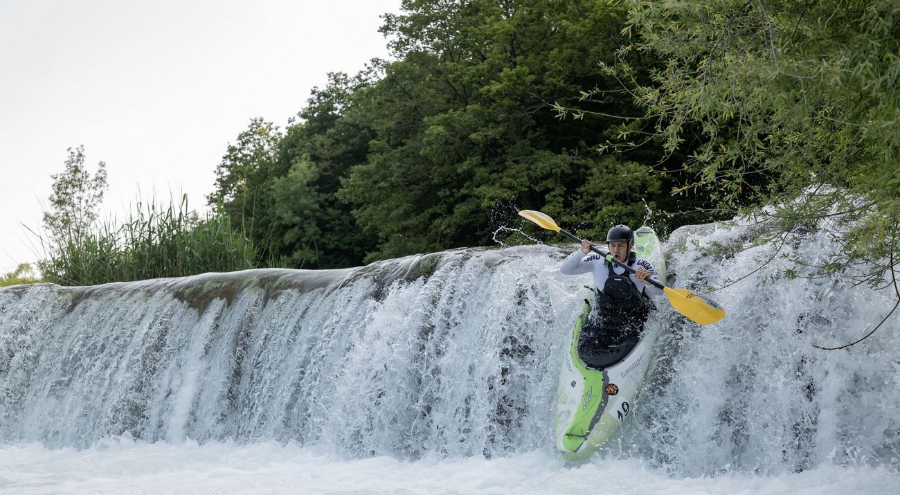 Un hombre en kayak navega los rápidos del rio Mrežnica en Croacia.