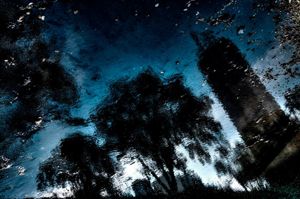 Reflejos en río Cali, Colombia.